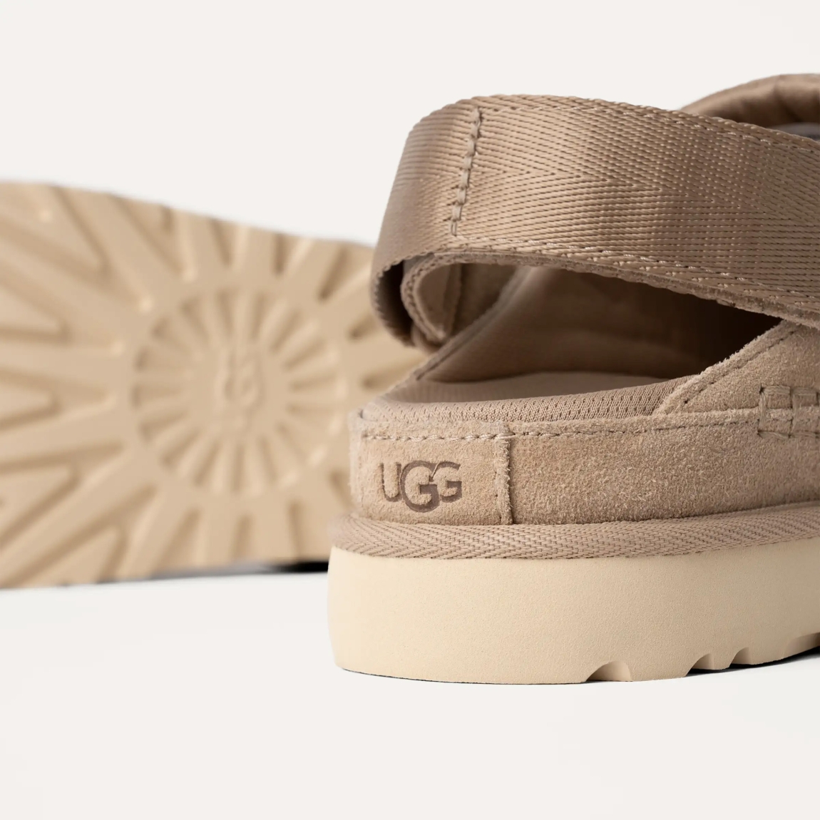 Zuecos de la marca UGG, modelo GOLDENSTAR. Exterior en ante color camel con logo de marca. Interior en ante color camel. Cierre de zuecos UGG con velcro. Zuecos con plataforma dentada de 4cm de altura. Estos zuecos UGG GOLDENSTAR es un complemento ideal para tus looks de temporada!
