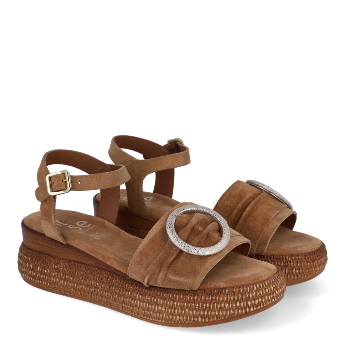 Sandalias de la marca Itse, modelo MIA. Exterior en ante color cuero con detalle de aro dorado en pala. Interior en ante color cuero. Cierre de sandalias Itse con hebilla en tobillo. Suela con cuña de 5cm de altura. Estas sandalias Itse MIA son ideales en comodidas, y combinar con todos tus looks de temporada!