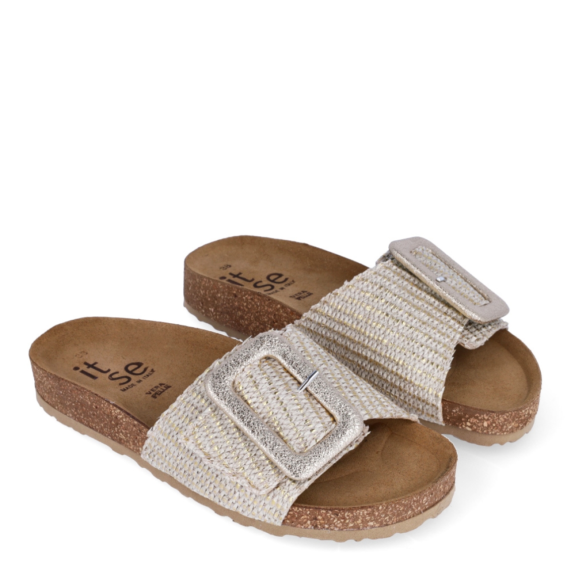 Chanclas de la marca Itse, modelo JULIET. Exterior en piel trenzada color beig con efecto brillante y hebilla grande en pala. Interior en piel color camel. Suela corcho de forma plana. Estas chanclas Itse JULIET son ideales para esta temporada!