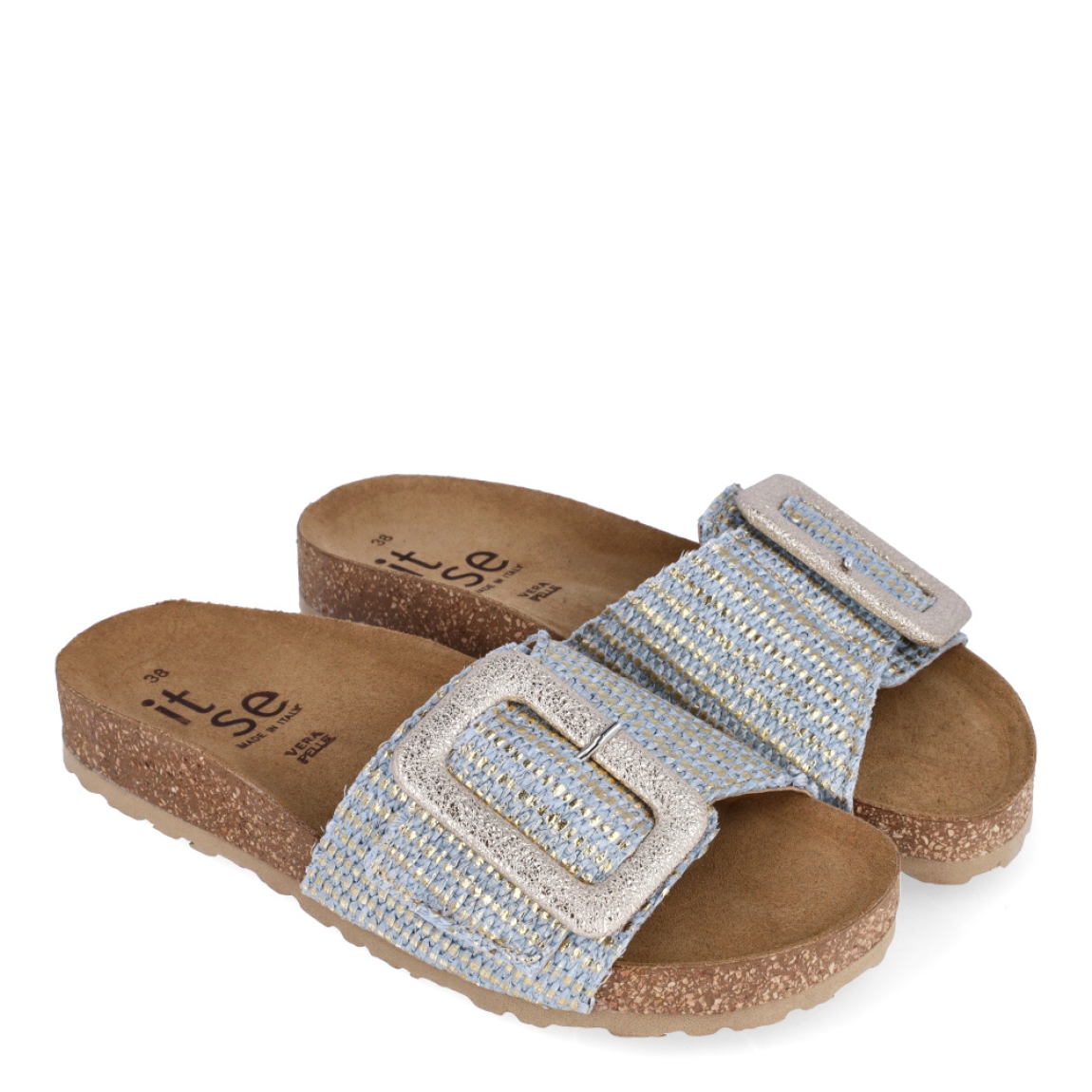 Chanclas de la marca Itse, modelo JULIET. Exterior en piel trenzada color azul con efecto brillante y hebilla grande en pala. Interior en piel color camel. Suela corcho de forma plana. Estas chanclas Itse JULIET son ideales para esta temporada!