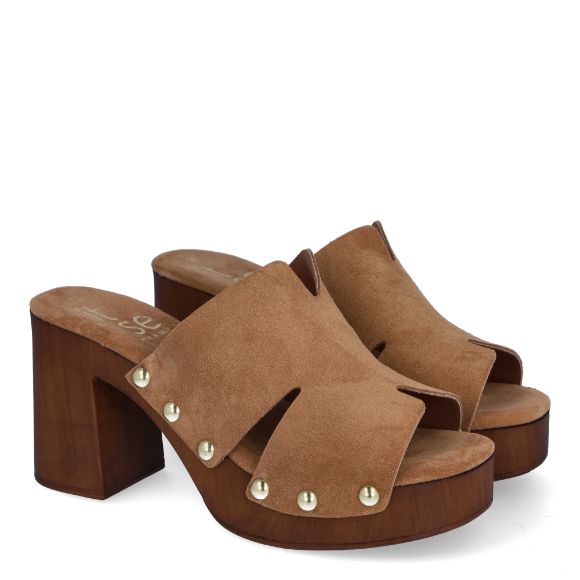 Sandalias de la marca Itse, modelo SILVA. Exterior en ante color cuero con detalle de tachuelas doradas. Interior en ante color camel. Suela de goma con tacón de 8cm de altura. Estas sandalias Itse SILVA son ideales para esta temporada!