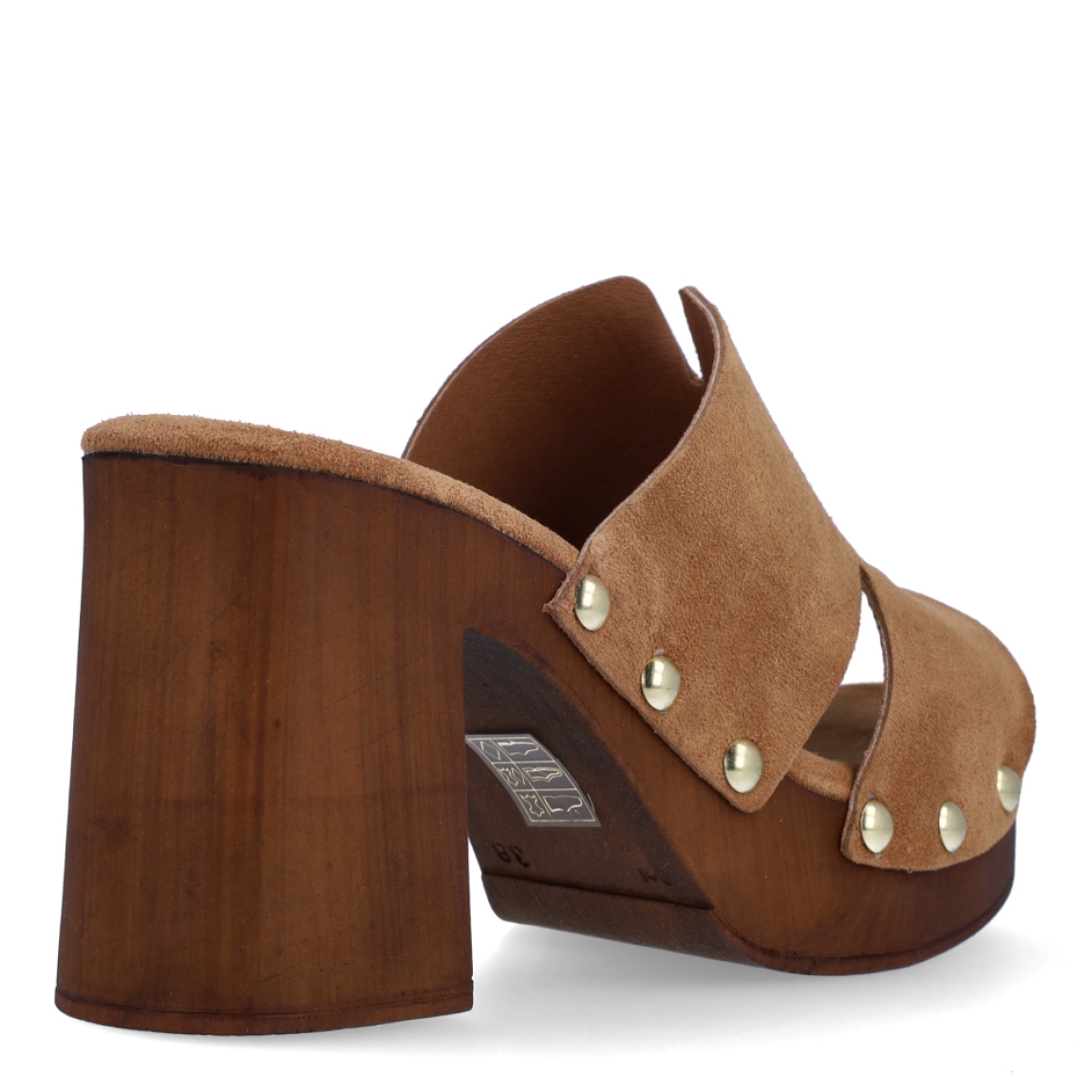Sandalias de la marca Itse, modelo SILVA. Exterior en ante color cuero con detalle de tachuelas doradas. Interior en ante color camel. Suela de goma con tacón de 8cm de altura. Estas sandalias Itse SILVA son ideales para esta temporada!