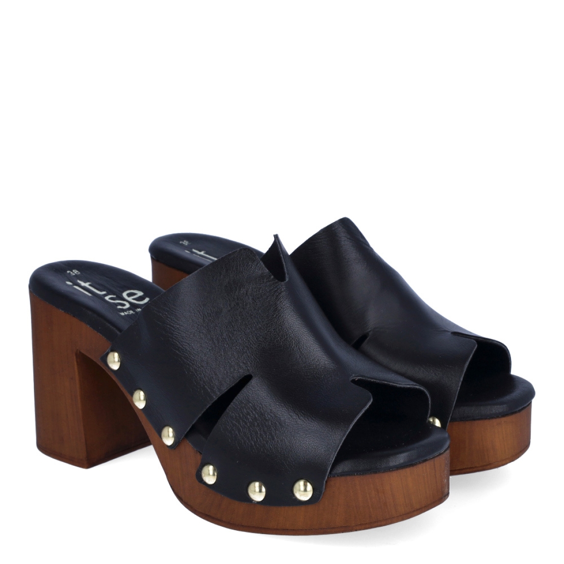 Sandalias de la marca Itse, modelo SILVA. Exterior en piel color negro con detalle de tachuelas doradas. Interior en piel color negro. Suela de goma con tacón de 8cm de altura. Estas sandalias Itse SILVA son ideales para esta temporada!