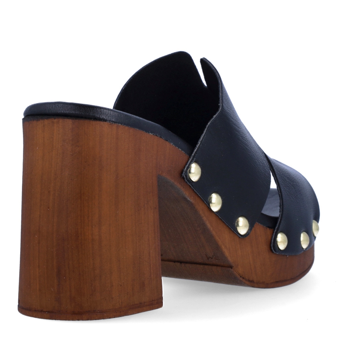 Sandalias de la marca Itse, modelo SILVA. Exterior en piel color negro con detalle de tachuelas doradas. Interior en piel color negro. Suela de goma con tacón de 8cm de altura. Estas sandalias Itse SILVA son ideales para esta temporada!