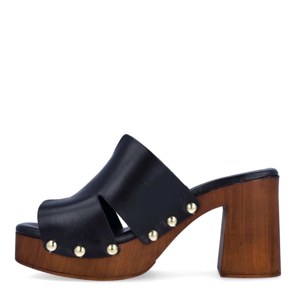 Sandalias de la marca Itse, modelo SILVA. Exterior en piel color negro con detalle de tachuelas doradas. Interior en piel color negro. Suela de goma con tacón de 8cm de altura. Estas sandalias Itse SILVA son ideales para esta temporada!