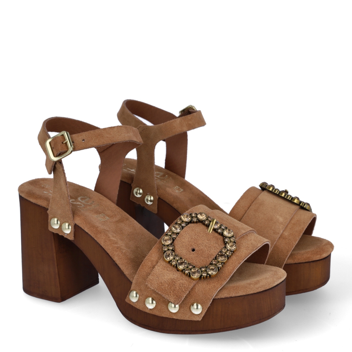 Sandalias de la marca Itse, modelo LARISA. Exterior de las sandalias en ante color cuero con detalle de hebilla brillante en la pala. Interior de las sandalias en ante color camel. Cierre de las sandalias con hebilla pulsera y tacón de 9cm de altura. Estas sandalias Itse LARISA tienen el diseño y comodidad que necesitas para resaltar tus looks de temporada. No te puede faltar en el armario.