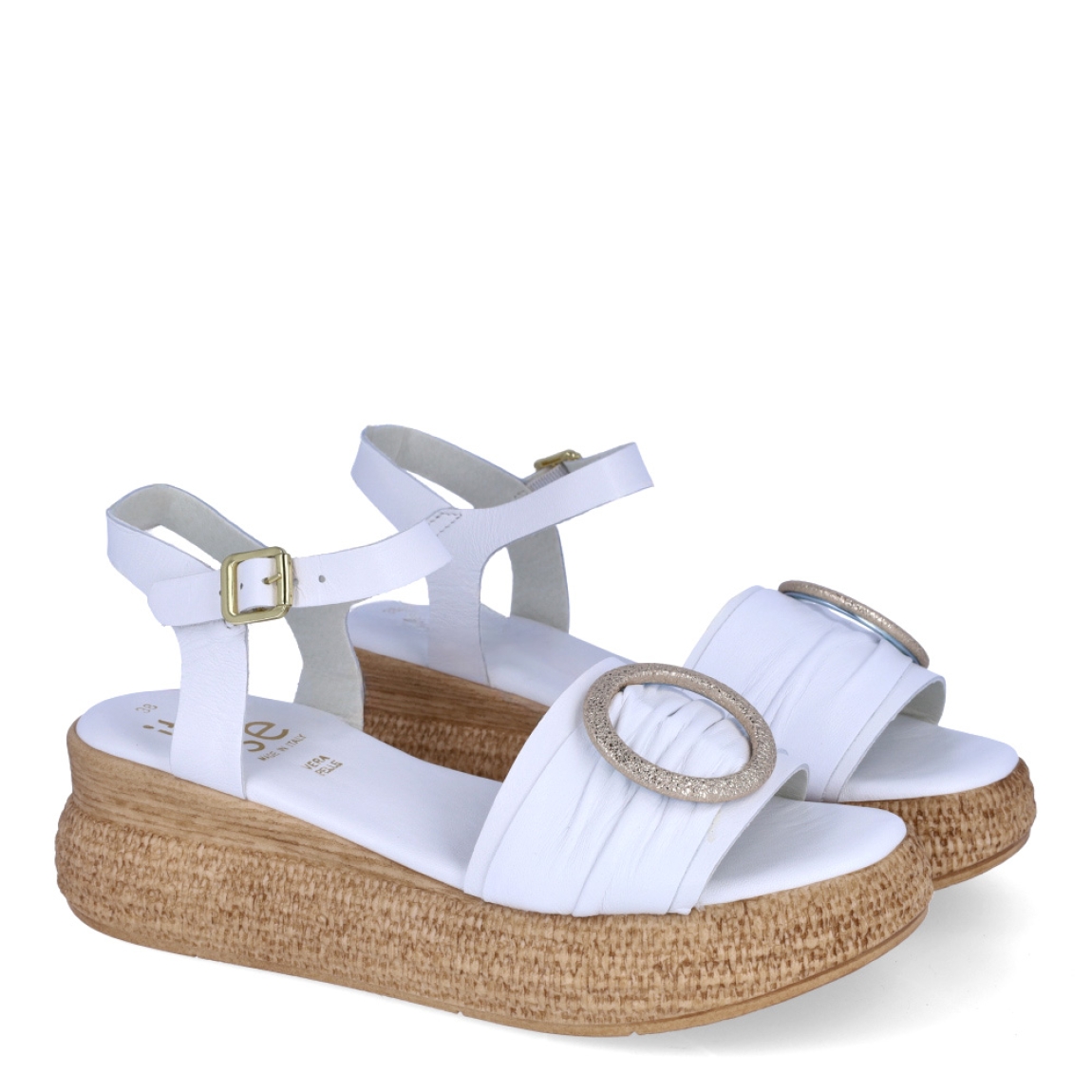 Sandalias de la marca Itse, modelo MIA. Exterior en piel color blanco con detalle de aro dorado en pala. Interior en piel color blanco. Cierre de sandalias Itse con hebilla en tobillo. Suela con cuña de 5cm de altura. Estas sandalias Itse MIA son ideales en comodidas, y combinar con todos tus looks de temporada!