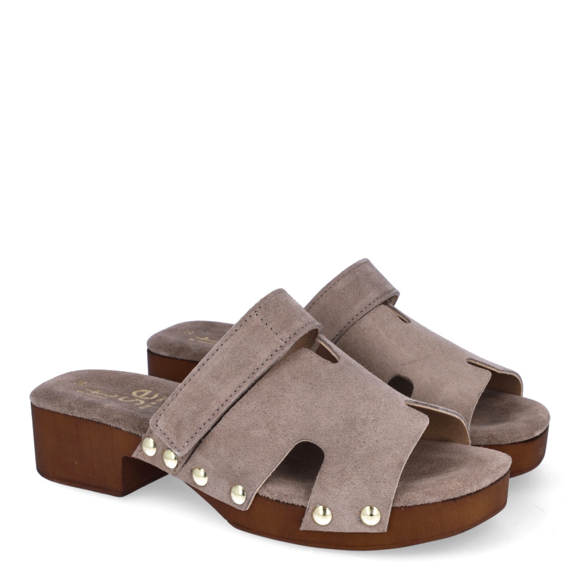 Sandalias de la marca Itse, modelo SALME. Exterior en ante color taupe con detalle de tachuelas en pala. Interior en ante color taupe. Cierre de sandalias con velcro en pala. Sandalias Itse con cuña de 4cm de altura. Estas sandalias Itse SALME son ideales para esta temporada! no te pueden faltar en el armario.