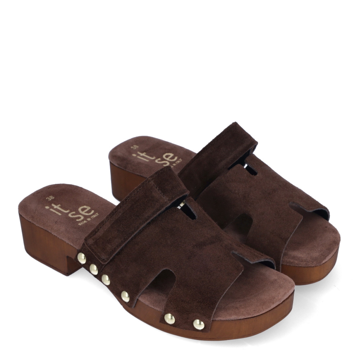 Sandalias de la marca Itse, modelo SALME. Exterior en ante color marrón con detalle de tachuelas en pala. Interior en ante color marrón. Cierre de sandalias con velcro en pala. Sandalias Itse con cuña de 4cm de altura. Estas sandalias Itse SALME son ideales para esta temporada! no te pueden faltar en el armario.