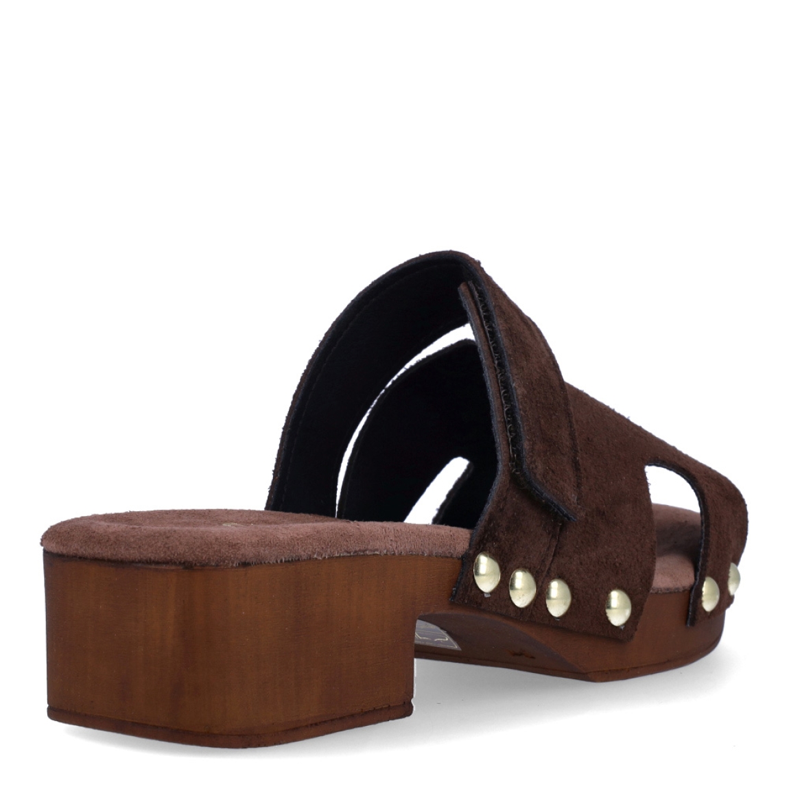 Sandalias de la marca Itse, modelo SALME. Exterior en ante color marrón con detalle de tachuelas en pala. Interior en ante color marrón. Cierre de sandalias con velcro en pala. Sandalias Itse con cuña de 4cm de altura. Estas sandalias Itse SALME son ideales para esta temporada! no te pueden faltar en el armario.