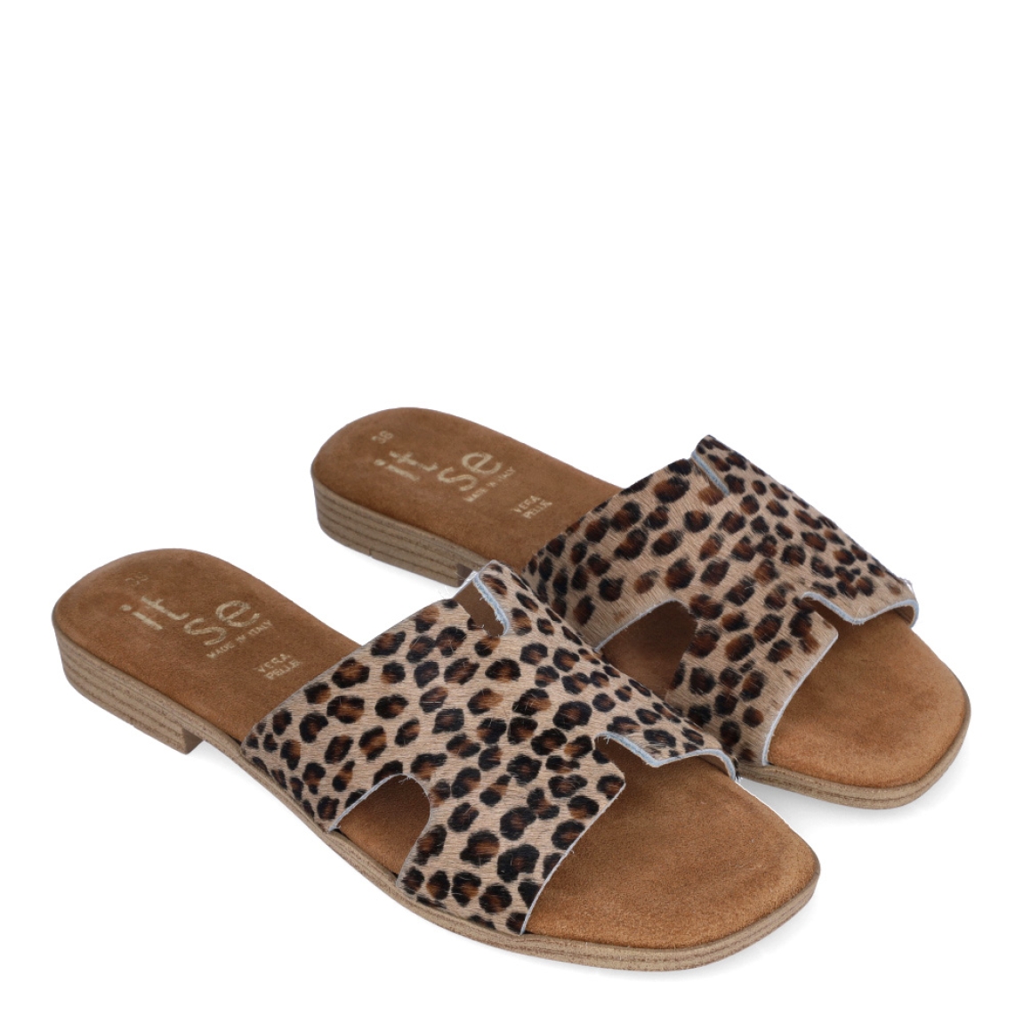 Chanclas de la marca Itse, modelo SARA. Exterior de las chanclas en piel con estampado animal print de leopardo. Interior de las chanclas en ante color camel. Estas chanclas Itse SARA son un complemento clásico e ideal para tus looks de temporada. No te puede faltar en el armario.