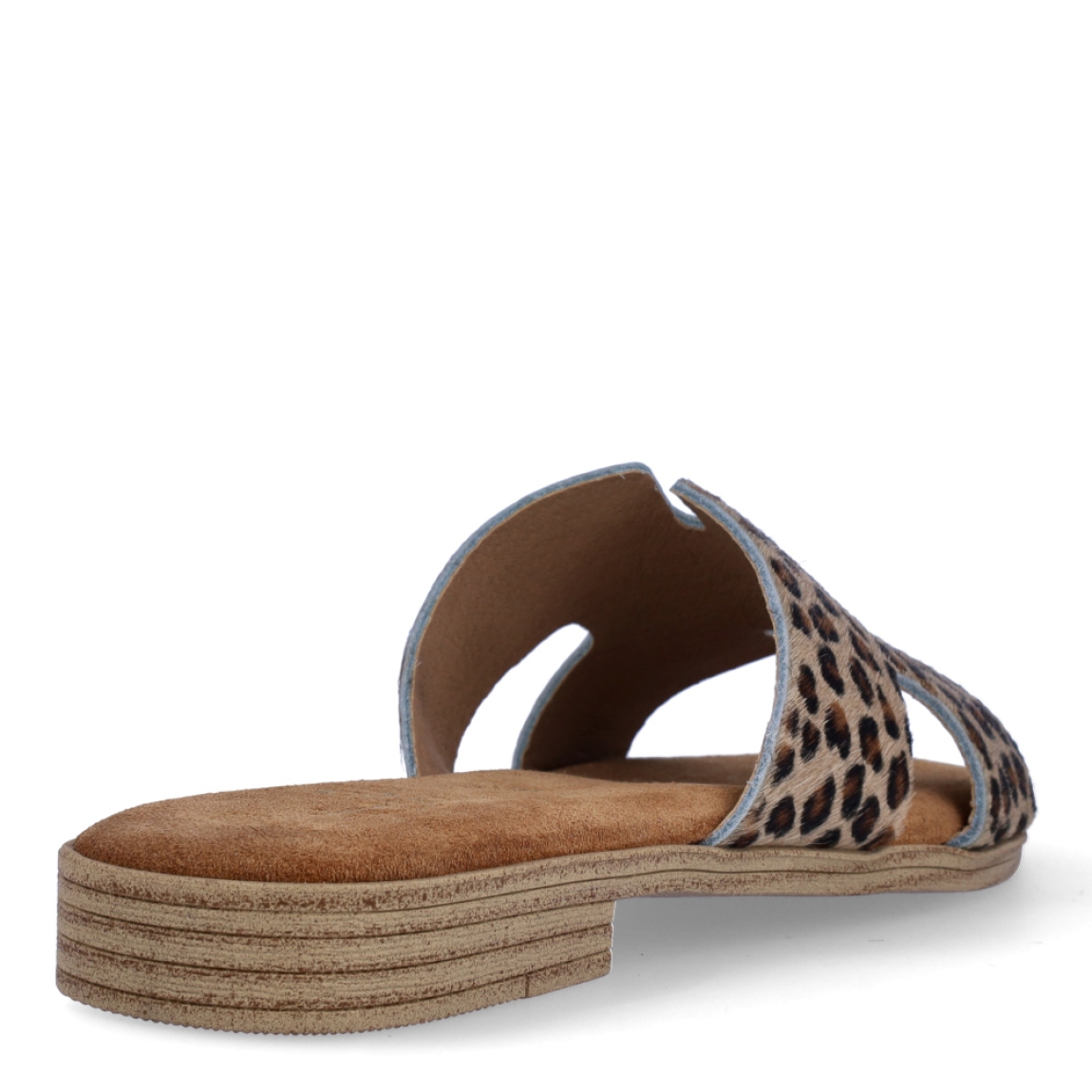 Chanclas de la marca Itse, modelo SARA. Exterior de las chanclas en piel con estampado animal print de leopardo. Interior de las chanclas en ante color camel. Estas chanclas Itse SARA son un complemento clásico e ideal para tus looks de temporada. No te puede faltar en el armario.