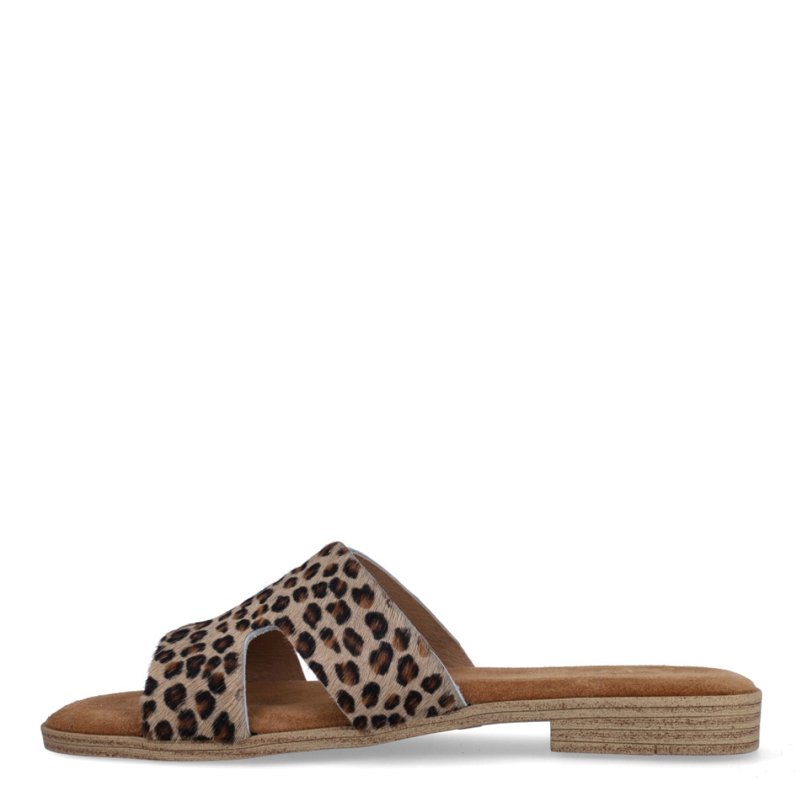 Chanclas de la marca Itse, modelo SARA. Exterior de las chanclas en piel con estampado animal print de leopardo. Interior de las chanclas en ante color camel. Estas chanclas Itse SARA son un complemento clásico e ideal para tus looks de temporada. No te puede faltar en el armario.