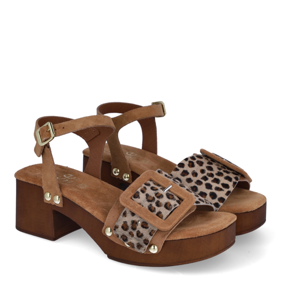 Sandalias de la marca Itse, modelo LARISA. Exterior de las sandalias en piel con estampado animal print de leopardo con detalle de hebilla en la pala. Interior de las sandalias en ante color cuero. Cierre de las sandalias con hebilla pulsera y tacón de 6cm de altura. Estas sandalias Itse LARISA tienen el diseño y comodidad que necesitas para resaltar tus looks de temporada. No te puede faltar en el armario.