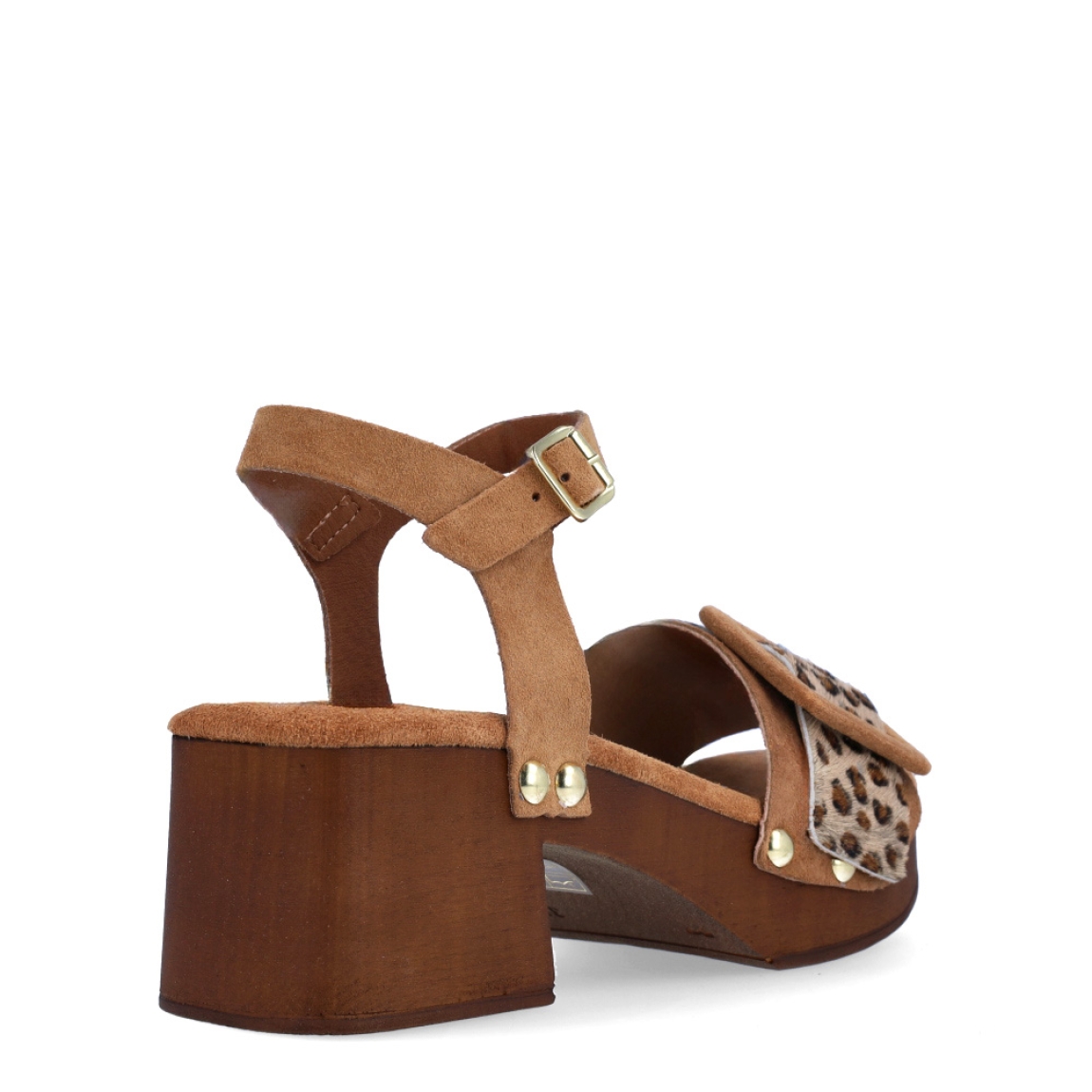 Sandalias de la marca Itse, modelo LARISA. Exterior de las sandalias en piel con estampado animal print de leopardo con detalle de hebilla en la pala. Interior de las sandalias en ante color cuero. Cierre de las sandalias con hebilla pulsera y tacón de 6cm de altura. Estas sandalias Itse LARISA tienen el diseño y comodidad que necesitas para resaltar tus looks de temporada. No te puede faltar en el armario.
