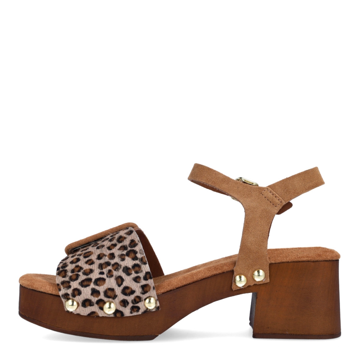 Sandalias de la marca Itse, modelo LARISA. Exterior de las sandalias en piel con estampado animal print de leopardo con detalle de hebilla en la pala. Interior de las sandalias en ante color cuero. Cierre de las sandalias con hebilla pulsera y tacón de 6cm de altura. Estas sandalias Itse LARISA tienen el diseño y comodidad que necesitas para resaltar tus looks de temporada. No te puede faltar en el armario.