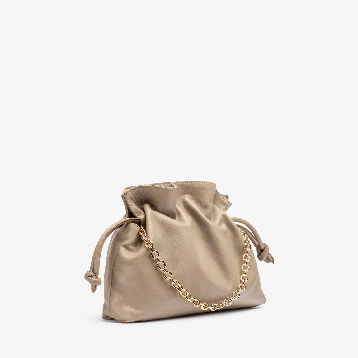 Bolso pequeño de la marca UNISA, modelo ZELORA. Bolso tipo saco fabricado en piel color taupe. Tiras acolchadas al tono para fruncirlo y cierre con imán. Cadena corta metálica y bandolera de crossbag al tono. El ZELORA de Unisa es perfecto para cualquier situación. Medidas: 23cm x 28cm x 7cm. Bolso ideal para llevarlo a todos lados!