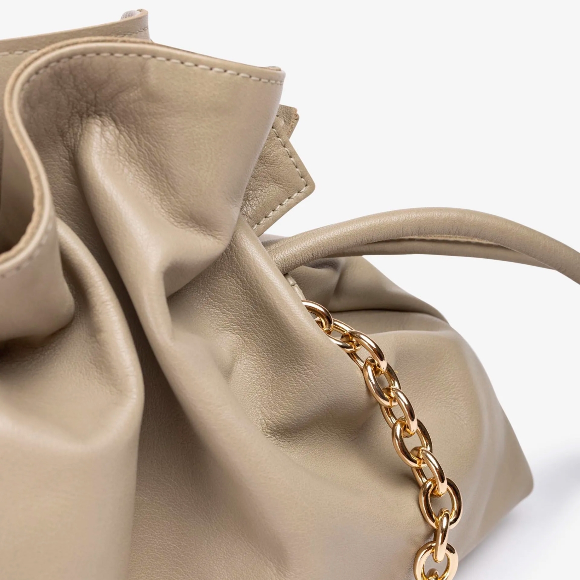 Bolso pequeño de la marca UNISA, modelo ZELORA. Bolso tipo saco fabricado en piel color taupe. Tiras acolchadas al tono para fruncirlo y cierre con imán. Cadena corta metálica y bandolera de crossbag al tono. El ZELORA de Unisa es perfecto para cualquier situación. Medidas: 23cm x 28cm x 7cm. Bolso ideal para llevarlo a todos lados!