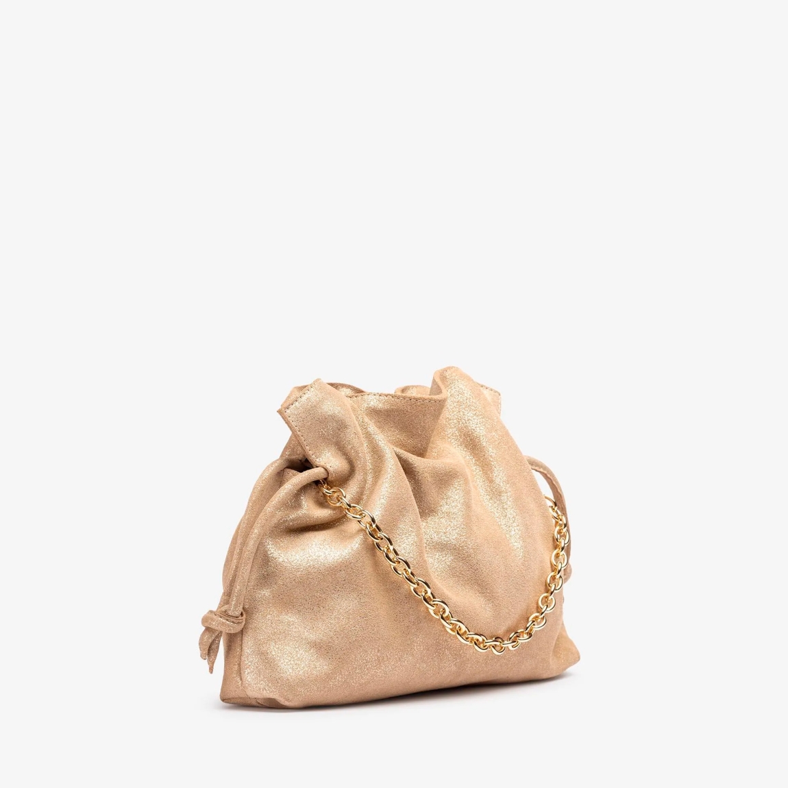 Bolso pequeño de la marca UNISA, modelo ZELORA. Bolso tipo saco fabricado en piel color platino. Tiras acolchadas al tono para fruncirlo y cierre con imán. Cadena corta metálica y bandolera de crossbag al tono. El ZELORA de Unisa es perfecto para cualquier situación. Medidas: 23cm x 28cm x 7cm. Bolso ideal para llevarlo a todos lados!