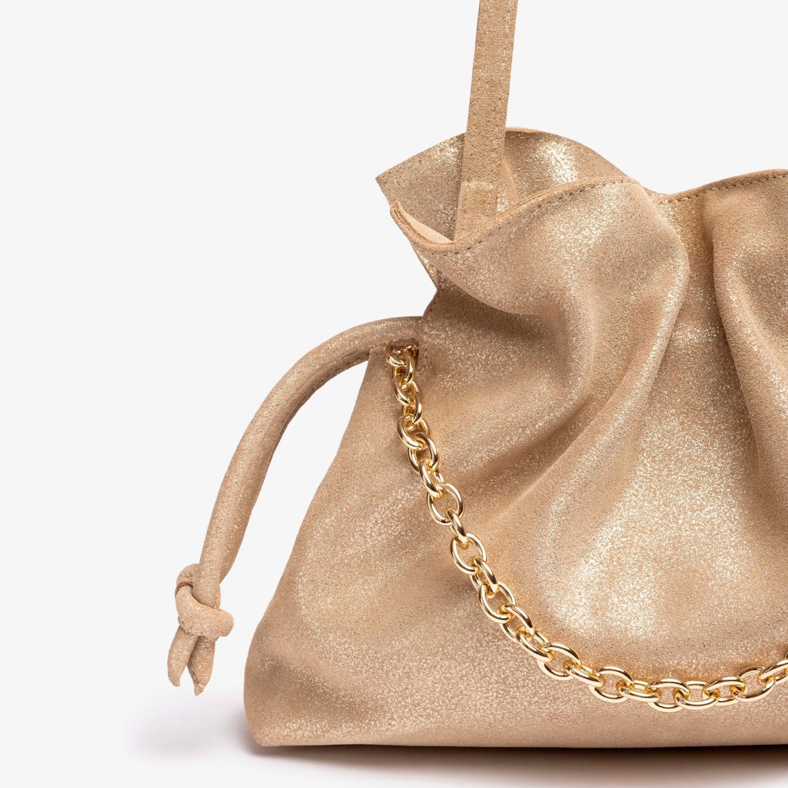 Bolso pequeño de la marca UNISA, modelo ZELORA. Bolso tipo saco fabricado en piel color platino. Tiras acolchadas al tono para fruncirlo y cierre con imán. Cadena corta metálica y bandolera de crossbag al tono. El ZELORA de Unisa es perfecto para cualquier situación. Medidas: 23cm x 28cm x 7cm. Bolso ideal para llevarlo a todos lados!