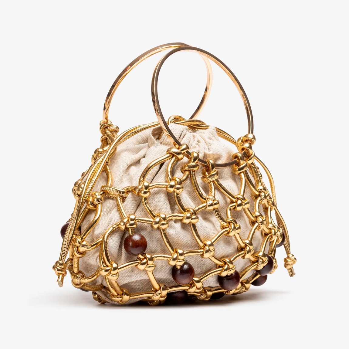 Bolso pequeño de la marca Unisa, modelo ZCOCO. Bolso con asas metálicas. Fabricado en piel metalizada color platino anudada manualmente por expertos artesanos e interior de tejido natural. Detalle de adorno. Cierre con cordón de piel metalizada al tono. Medidas: 15cm x 22cm x 11cm. Bolso ideal para las ocasiones especiales!