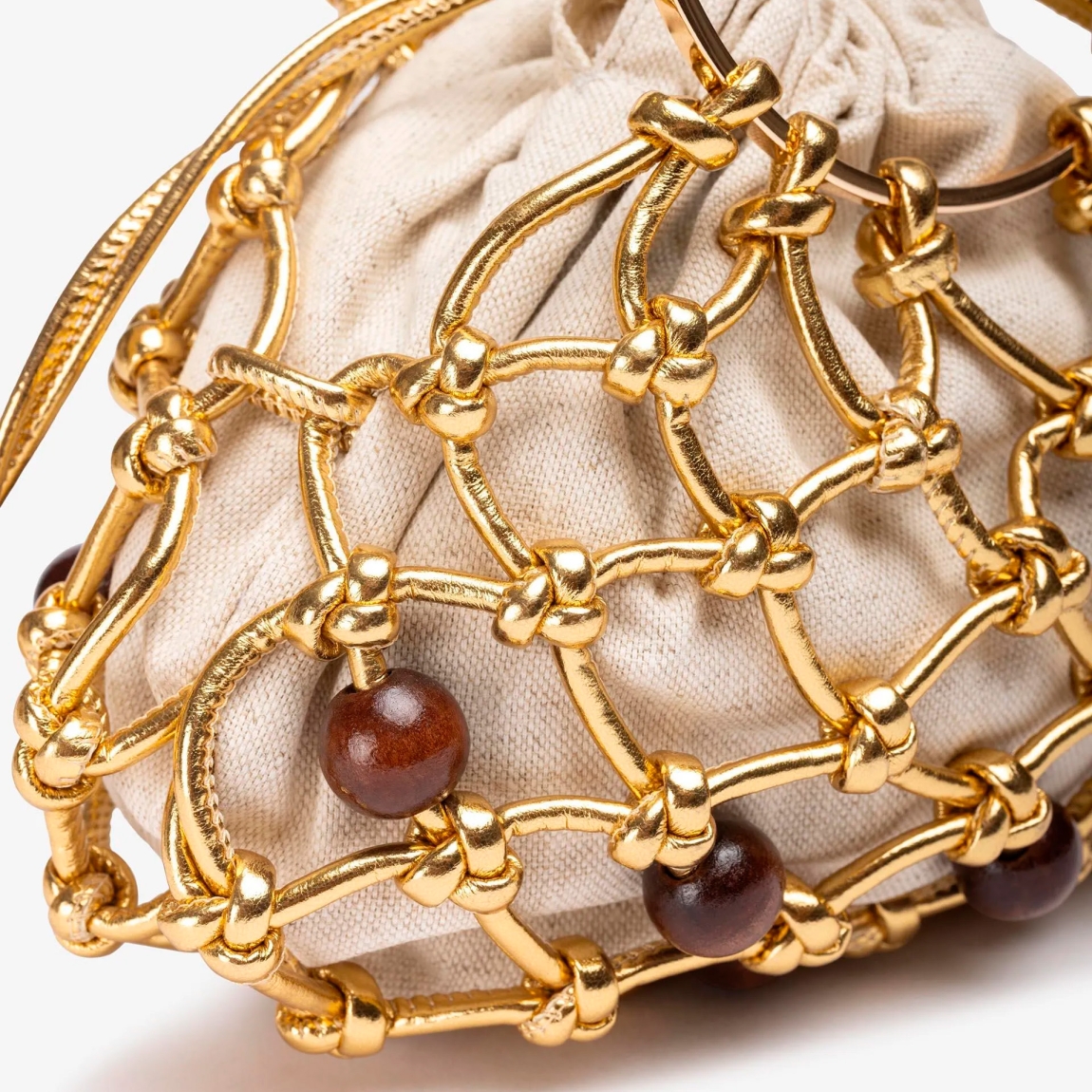 Bolso pequeño de la marca Unisa, modelo ZCOCO. Bolso con asas metálicas. Fabricado en piel metalizada color platino anudada manualmente por expertos artesanos e interior de tejido natural. Detalle de adorno. Cierre con cordón de piel metalizada al tono. Medidas: 15cm x 22cm x 11cm. Bolso ideal para las ocasiones especiales!