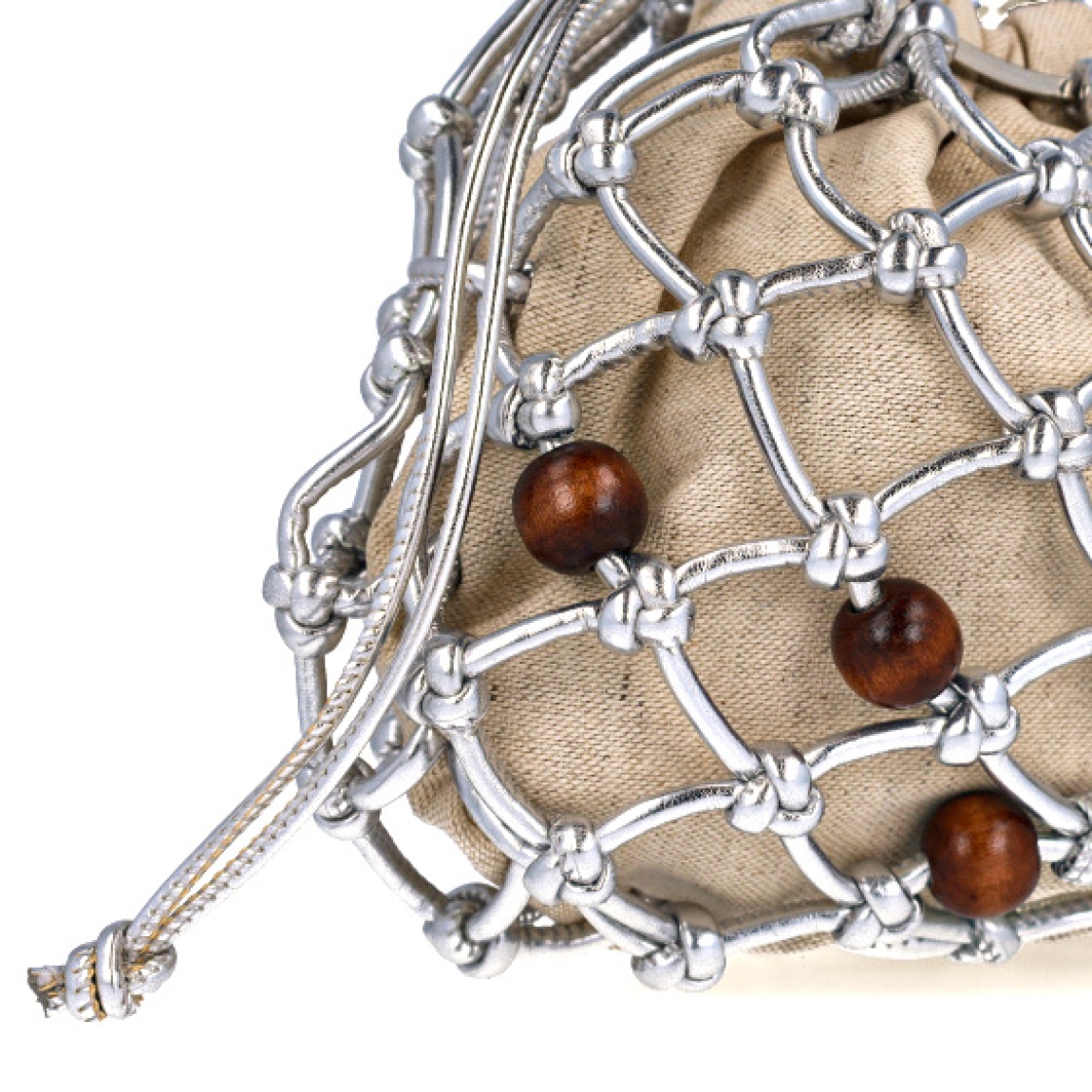 Bolso pequeño de la marca Unisa, modelo ZCOCO. Bolso con asas metálicas. Fabricado en piel metalizada color plata anudada manualmente por expertos artesanos e interior de tejido natural. Detalle de adorno. Cierre con cordón de piel metalizada al tono. Medidas: 15cm x 22cm x 11cm. Bolso ideal para las ocasiones especiales!