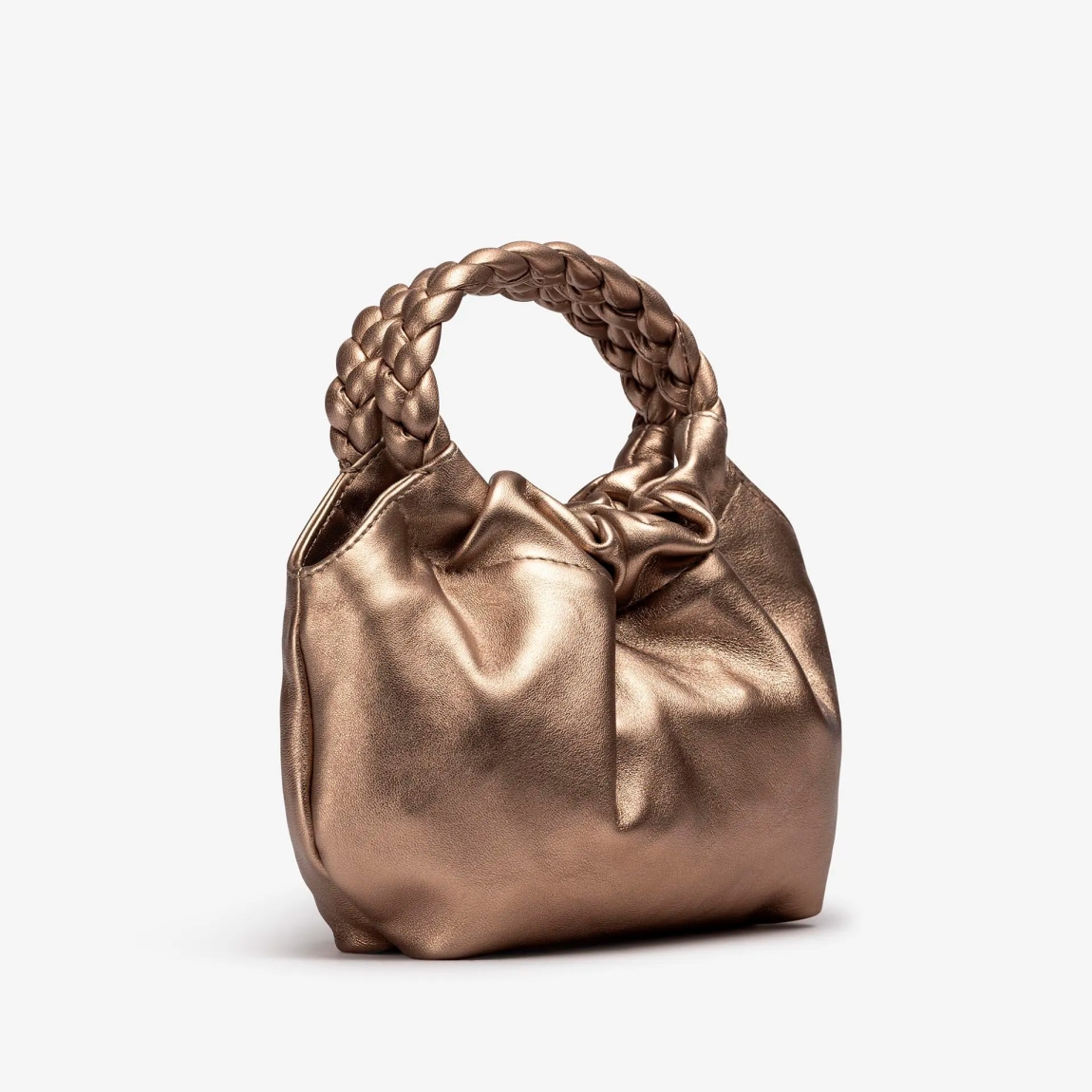 Bolso pequeño de la marca Unisa, modelo ZAMELI. Bolso de mano fabricado en piel color oro. Asas redondas trenzadas de piel al tono. Bandolera ajustable crossbag en piel. Cierre mediante imán. El bolso ZAMELI es un complemento esencial para esta temporada.Medidas: 15cm x 23cm x 6cm