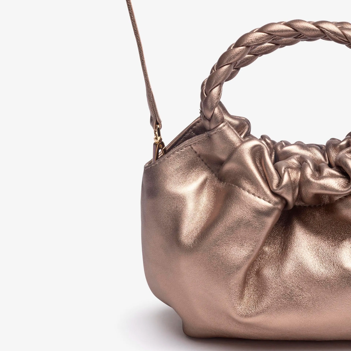 Bolso pequeño de la marca Unisa, modelo ZAMELI. Bolso de mano fabricado en piel color oro. Asas redondas trenzadas de piel al tono. Bandolera ajustable crossbag en piel. Cierre mediante imán. El bolso ZAMELI es un complemento esencial para esta temporada.Medidas: 15cm x 23cm x 6cm