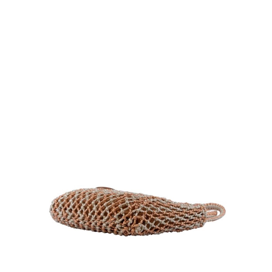 Bolso grande de la marca Simosastre, modelo AGATTA. Bolso fabricado con cuerda de algodón e hilos metalizados color bronce, con diseño de red, saco interior de algodón con cierre con cremallera, doble asa estilo tote y decoración de colgante en cuerda y con logo a fuego de madera. Medidas: alto 38cm y ancho 40cm. Este bolso Simosastre AGATTA es ideal para lucirlo esta temporada!