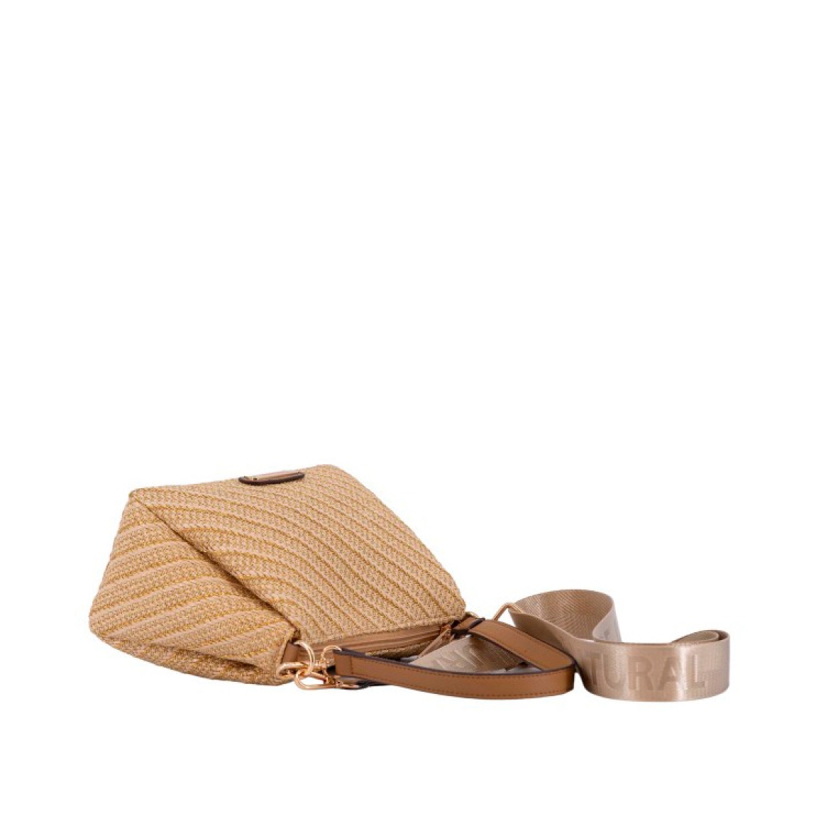 Bolso pequeño de la marca Simosastre, modelo DENISSE. Bolso fabricado en tejido de rafia colro oro, con cierre cremallera y bolsillos interiores, asa estilo hobo en poli piel al tono con mosquetones y bandolera regulable de naylon al tono con mosquetones, logo metalizado. Medidas: alto 17cm y ancho 25cm. Este bolso Simosastre DENISSE es ideal para lucirlo esta temporada!