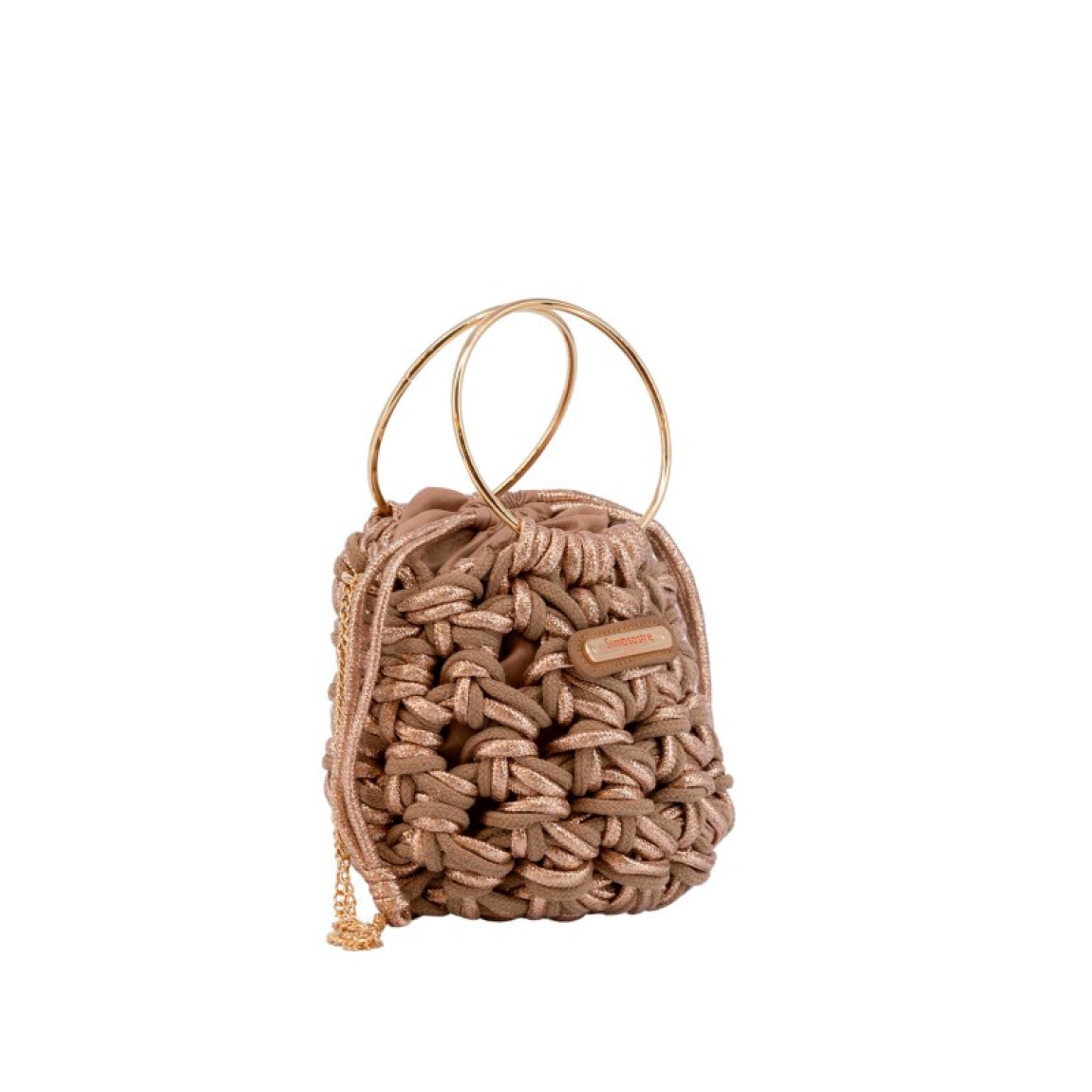 Bolso pequeño de la marca Simosastre, modelo CELINE. Exterior en tela trenzada color camel. Cierre tipo saco y bolsillos interiores, asa redonda de metal en color oro y asa bandolera de cadena dorada, logo metalizado. Medidas: alto 16cm y ancho 19cm. Este bolso Simosastre CELINE es ideal para llevar a todos lados!