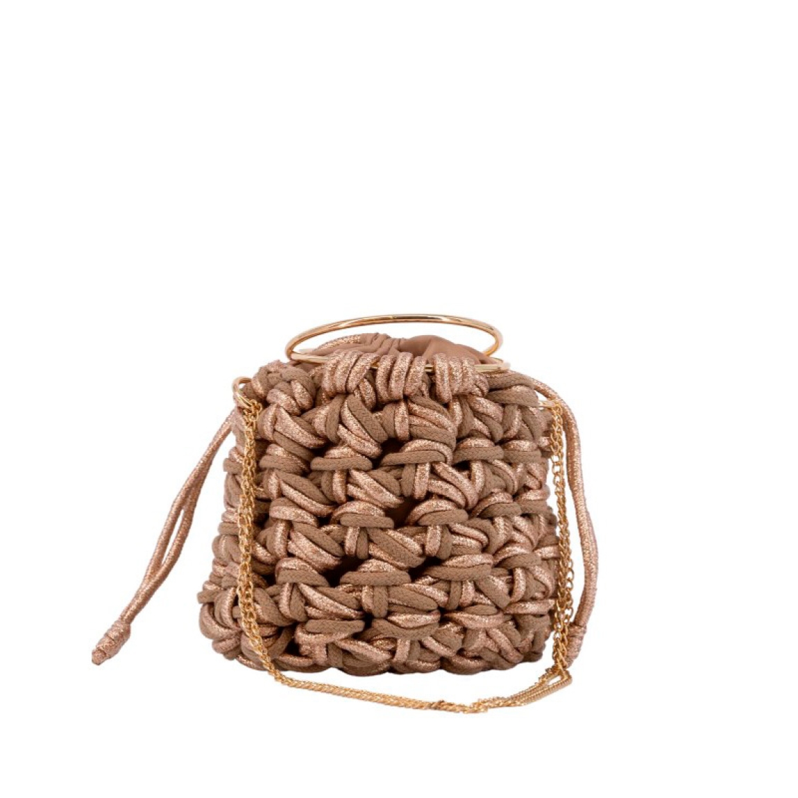 Bolso pequeño de la marca Simosastre, modelo CELINE. Exterior en tela trenzada color camel. Cierre tipo saco y bolsillos interiores, asa redonda de metal en color oro y asa bandolera de cadena dorada, logo metalizado. Medidas: alto 16cm y ancho 19cm. Este bolso Simosastre CELINE es ideal para llevar a todos lados!
