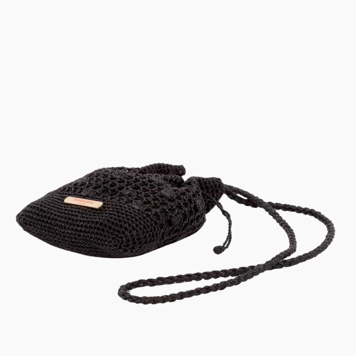 Bolso pequeño de la marca Simosastre, modelo JACQUELINE. Bolso fabricado en algodón con hilos metalizados color negro, con diseño estilo crochet y cierre tipo saco, bolsillos interiores, asa estilo bandolera en el mismo material y logo metalizado. Medidas: alto 34cm y ancho 32cm. Este bolso Simosastre JACQUELINE es ideal para llevar a todos lados!