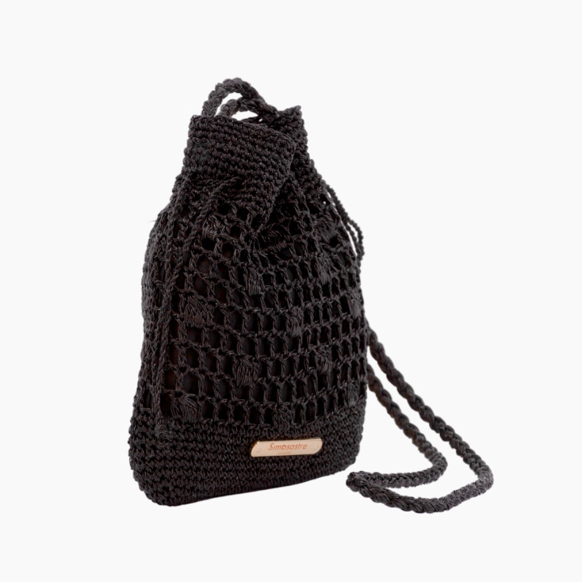 Bolso pequeño de la marca Simosastre, modelo JACQUELINE. Bolso fabricado en algodón con hilos metalizados color negro, con diseño estilo crochet y cierre tipo saco, bolsillos interiores, asa estilo bandolera en el mismo material y logo metalizado. Medidas: alto 34cm y ancho 32cm. Este bolso Simosastre JACQUELINE es ideal para llevar a todos lados!