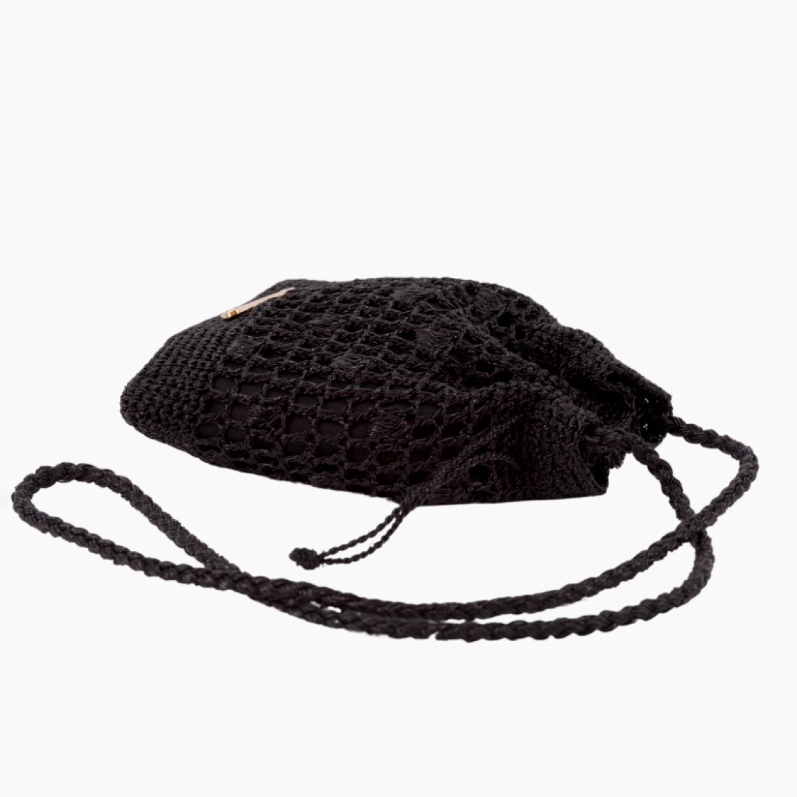 Bolso pequeño de la marca Simosastre, modelo JACQUELINE. Bolso fabricado en algodón con hilos metalizados color negro, con diseño estilo crochet y cierre tipo saco, bolsillos interiores, asa estilo bandolera en el mismo material y logo metalizado. Medidas: alto 34cm y ancho 32cm. Este bolso Simosastre JACQUELINE es ideal para llevar a todos lados!