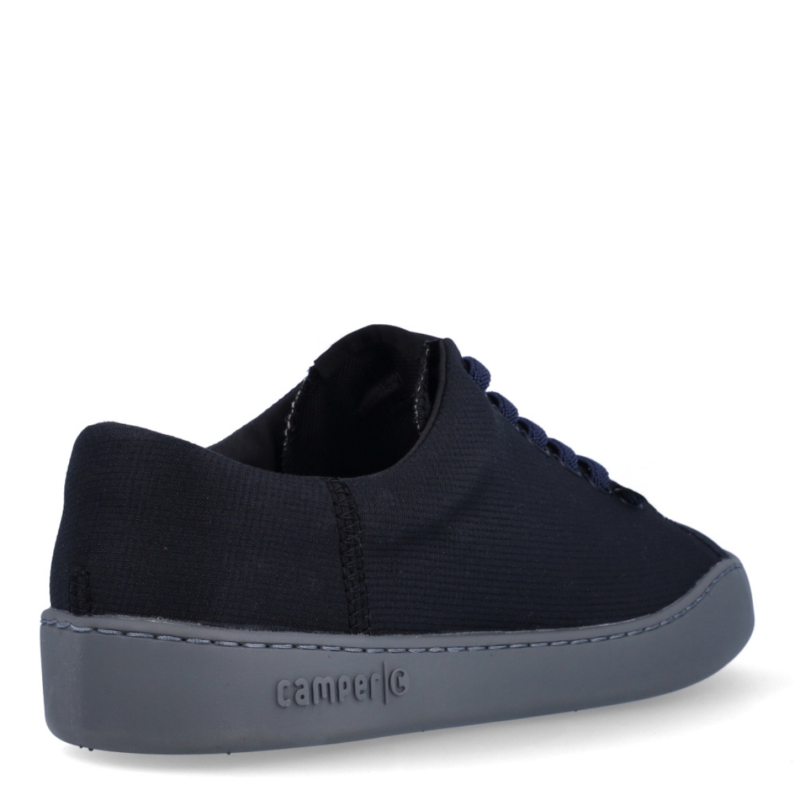 Deportivas clásicas de la marca Camper, modelo K10. Exterior en naylon color negro. Interior con plantilla color rojo. Cierre con cordones negros. Suela de goma plana color negro. Estas deportivas Camper K10 son un complemento ideal para disfrutar de la comodidad al caminar.