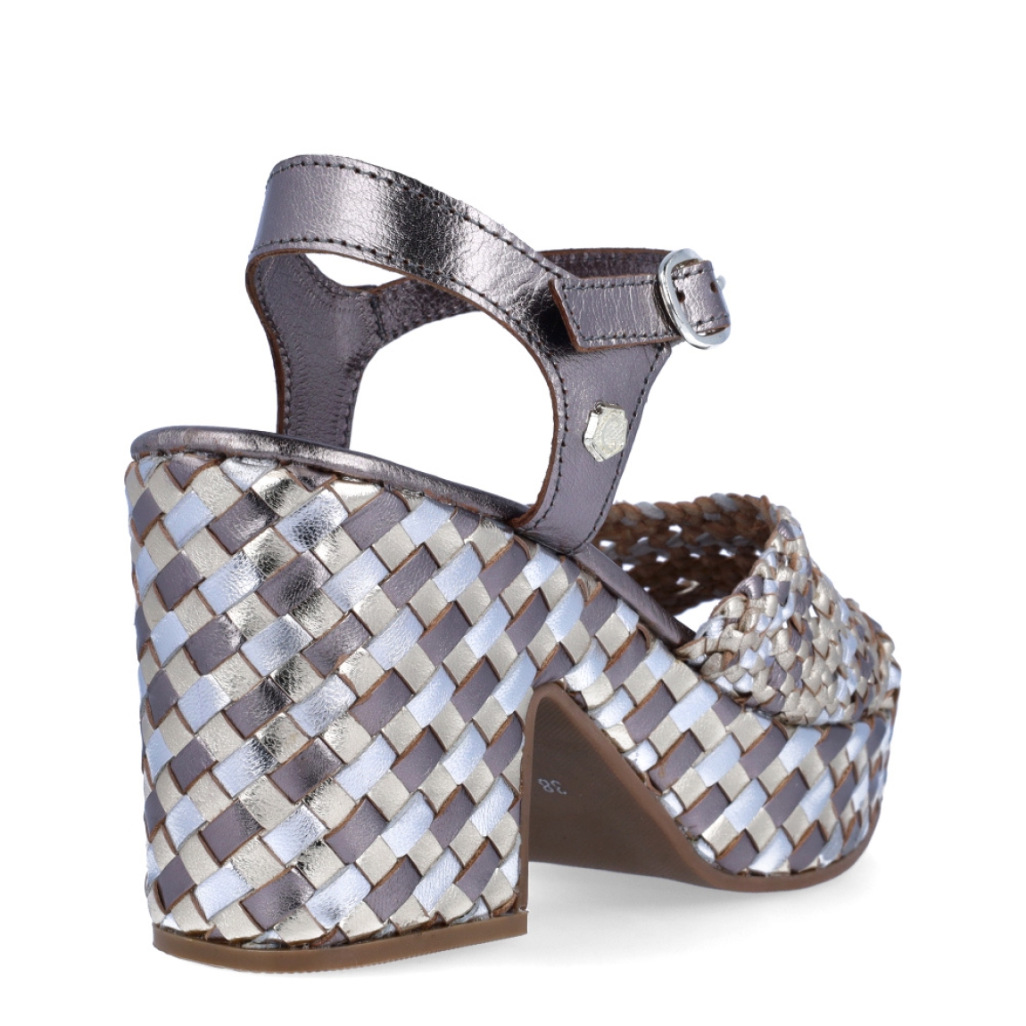 Sandalias de la marca Carmela, modelo SUSAN. Exterior en piel trenzada color platino en tonalidades. Interior en piel color platino. Cierre con hebilla en el tobillo y tacón de 9cm de altura. Estas sandalias Carmela SUSAN son ideales para esta temporada!