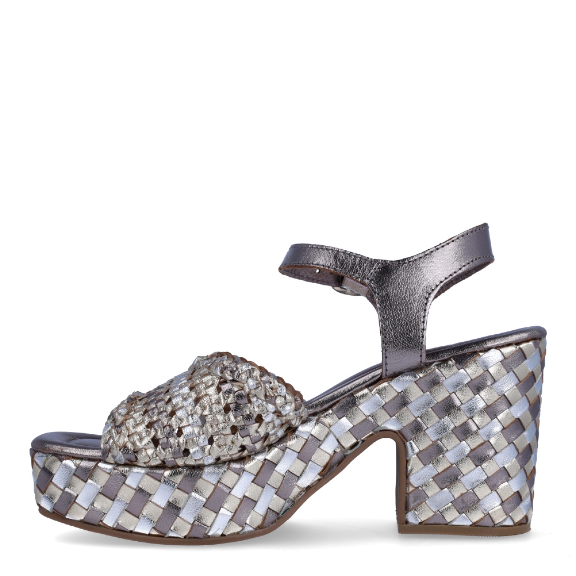 Sandalias de la marca Carmela, modelo SUSAN. Exterior en piel trenzada color platino en tonalidades. Interior en piel color platino. Cierre con hebilla en el tobillo y tacón de 9cm de altura. Estas sandalias Carmela SUSAN son ideales para esta temporada!
