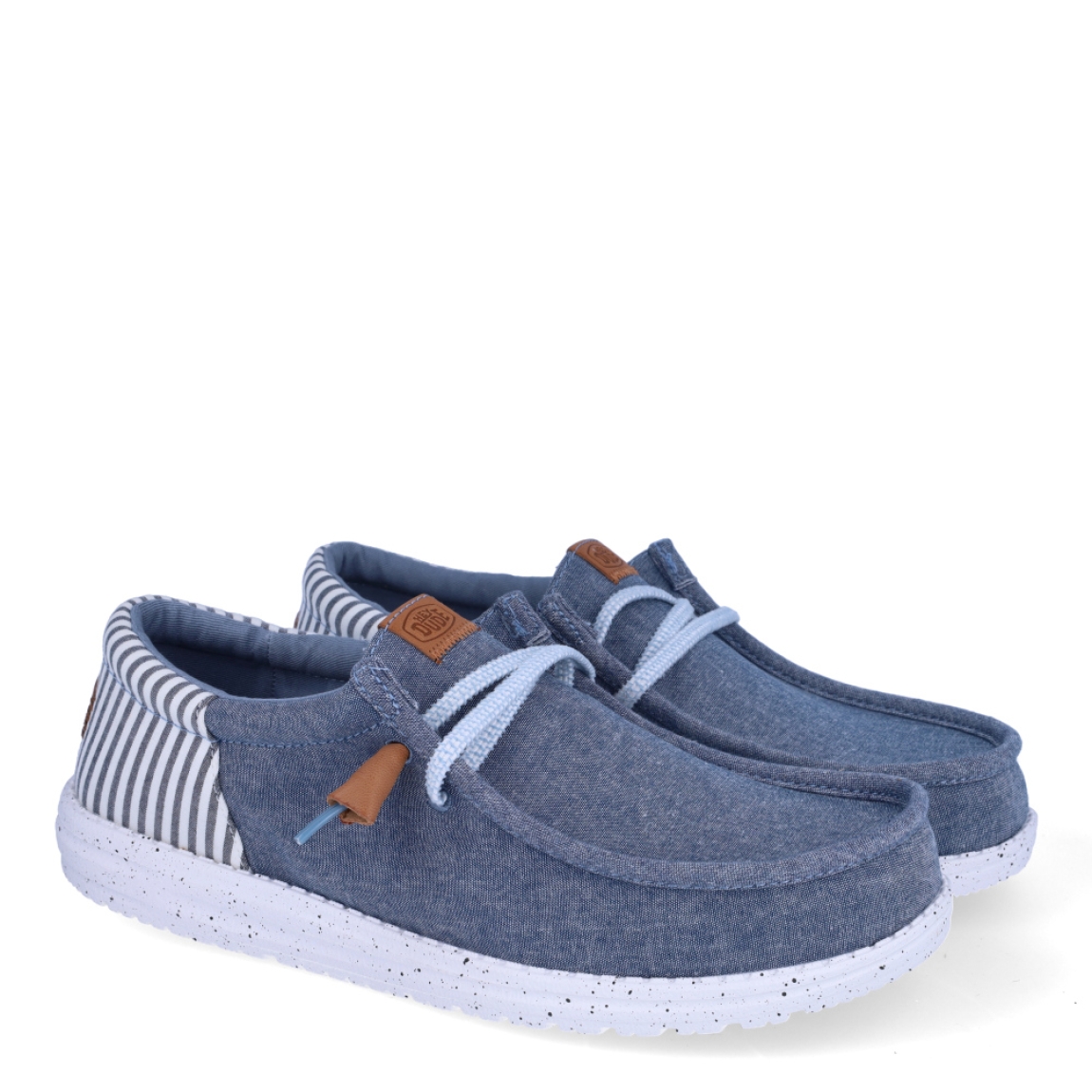 Náuticos de la marca Hey Dude, modelo WALLY FUNK. Exterior de los náuticos en tela color azul y detalle en talón a rayas. Interior de los náuticos en tela color azul y plantilla acolchada y extraíble. Cierre de los náuticos Hey Dude con cordones elásticos y suela plana de goma. Estos náuticos Hey Dude WALLY FUNK, son el complemento perfecto para esta temporada, los podrás lucir con la máxima comodidad posible.