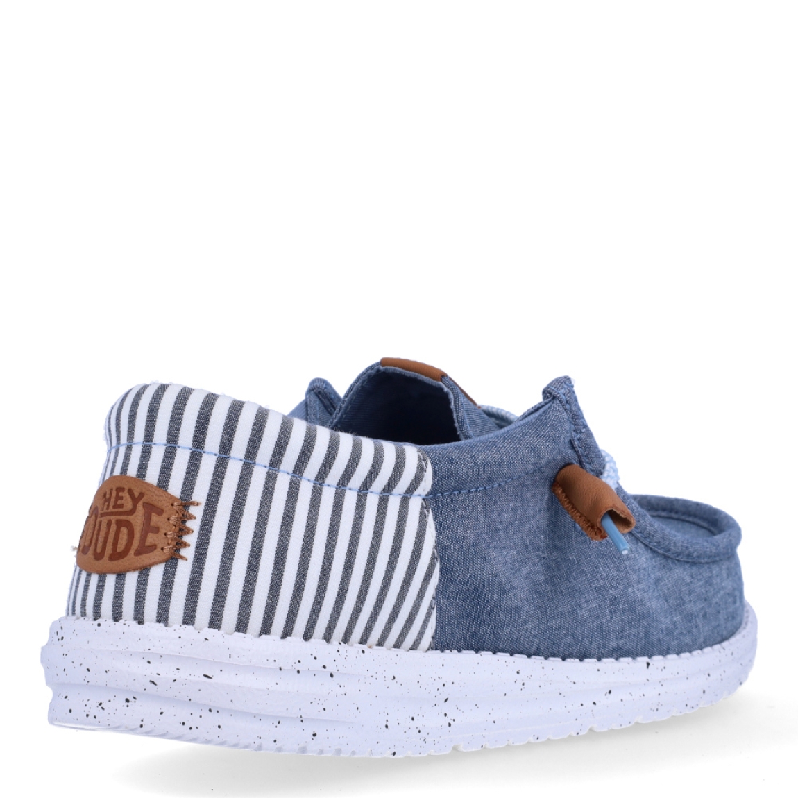 Náuticos de la marca Hey Dude, modelo WALLY FUNK. Exterior de los náuticos en tela color azul y detalle en talón a rayas. Interior de los náuticos en tela color azul y plantilla acolchada y extraíble. Cierre de los náuticos Hey Dude con cordones elásticos y suela plana de goma. Estos náuticos Hey Dude WALLY FUNK, son el complemento perfecto para esta temporada, los podrás lucir con la máxima comodidad posible.