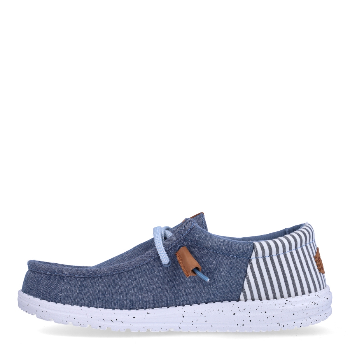 Náuticos de la marca Hey Dude, modelo WALLY FUNK. Exterior de los náuticos en tela color azul y detalle en talón a rayas. Interior de los náuticos en tela color azul y plantilla acolchada y extraíble. Cierre de los náuticos Hey Dude con cordones elásticos y suela plana de goma. Estos náuticos Hey Dude WALLY FUNK, son el complemento perfecto para esta temporada, los podrás lucir con la máxima comodidad posible.
