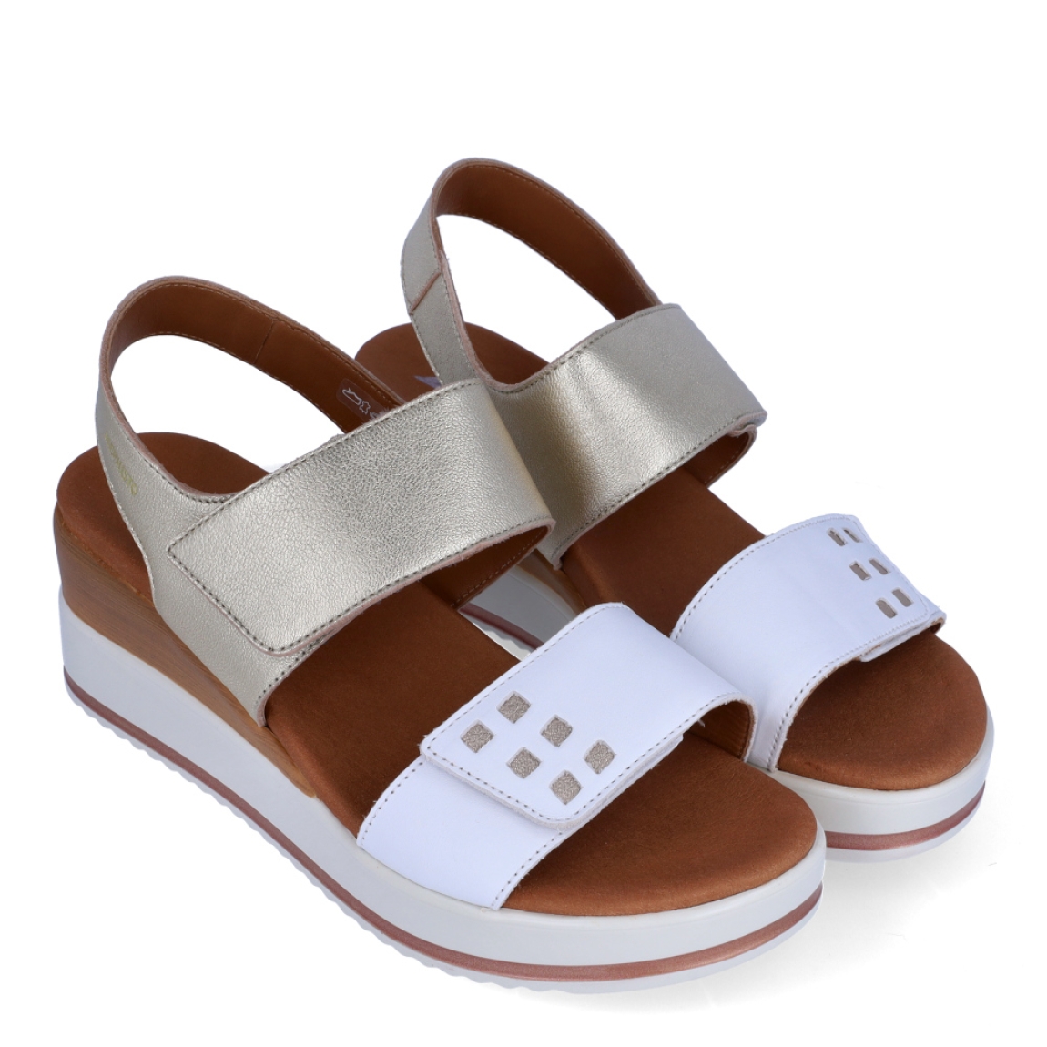 Sandalias de la marca Mephisto, modelo SWENA. Exterior en piel color blanco con detalle en dorado. Interior en piel color camel. Cierre con doble velcro en pala. Sandalias Mephisto con cuña de 6cm de alturas. Estas sandalias Mephisto SWENA son ideales para esta temporada, te darán la comodidad y estilo en tu día a día!