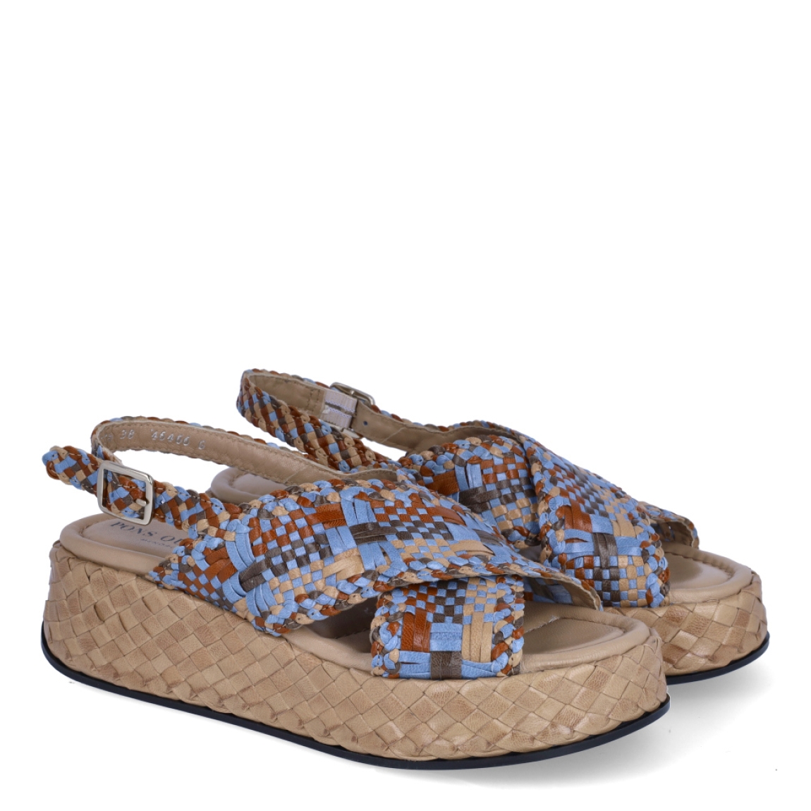 Sandalias de la marca Pons Quintana, modelo LORE. Exterior en piel trenzada multicolor en tonalidades azul y marrón con tiras cruzadas en pala. Interior en piel color marrón claro. Cierre de sandalias Pons Quintana con hebilla en tobillo. Suela trenzada con cuña dd 5cm de alturas. Estas sandalias Pons Quintana LORE son ideales para esta temporada!