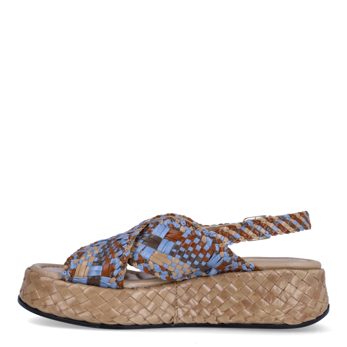 Sandalias de la marca Pons Quintana, modelo LORE. Exterior en piel trenzada multicolor en tonalidades azul y marrón con tiras cruzadas en pala. Interior en piel color marrón claro. Cierre de sandalias Pons Quintana con hebilla en tobillo. Suela trenzada con cuña dd 5cm de alturas. Estas sandalias Pons Quintana LORE son ideales para esta temporada!