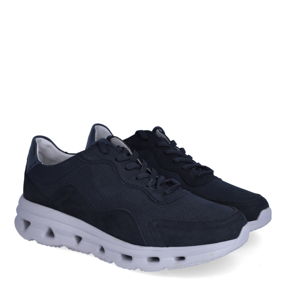 Deportivas de la marca Stonefly, modelo THEO. Exterior en piel troquelada de color azul oscuro. Lengüeta de licra. Interior en piel y textil de color blanco y gris claro. Cierre con cordones. Suela de goma de 4 cm. Plantilla acolchada. La tecnologia Blusoft ofrece pasos suaves y ligeros, con un nivel ingualable de comodidad y amortiguación. Deportivas Stonefly casual para todos los días.