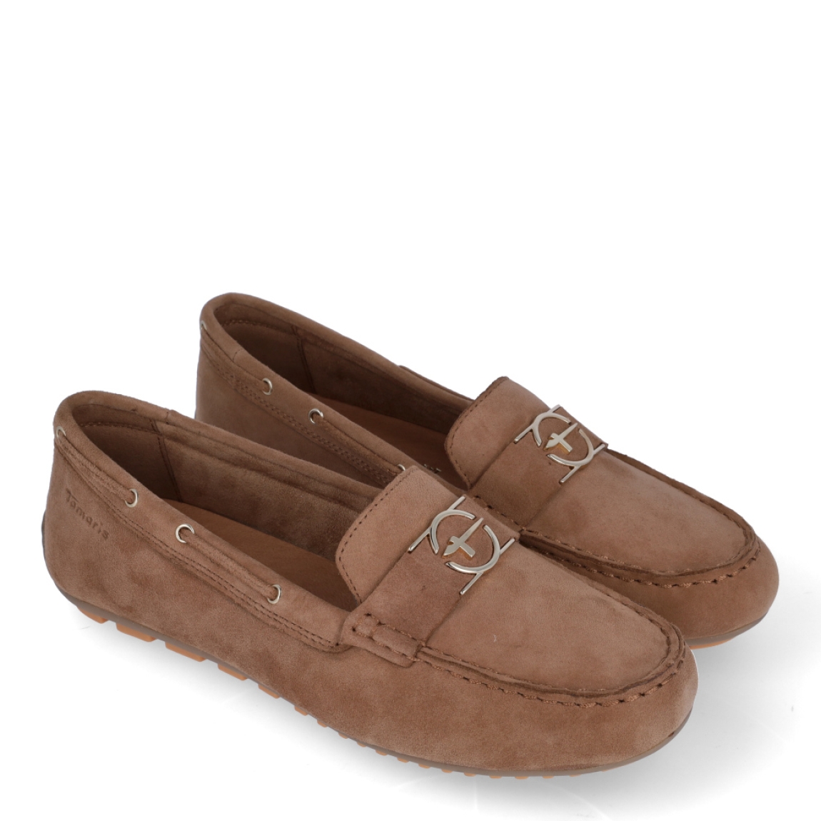 Mocasines de la marca Tamaris, modelo CLARE. Exterior en ante color marrón con punta redonda y detalle de adorno dorado en pala. Interior en piel color marrón. Suela plana y de goma. Estos mocasines Tamaris CLARE son un complemento clásico, perfecto para el día a día!