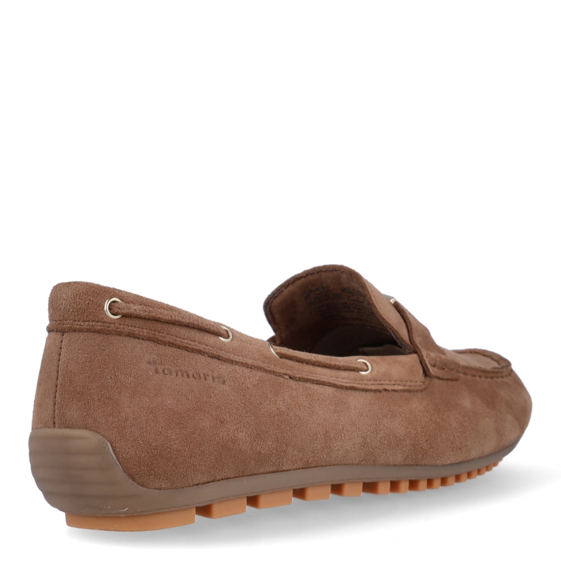 Mocasines de la marca Tamaris, modelo CLARE. Exterior en ante color marrón con punta redonda y detalle de adorno dorado en pala. Interior en piel color marrón. Suela plana y de goma. Estos mocasines Tamaris CLARE son un complemento clásico, perfecto para el día a día!