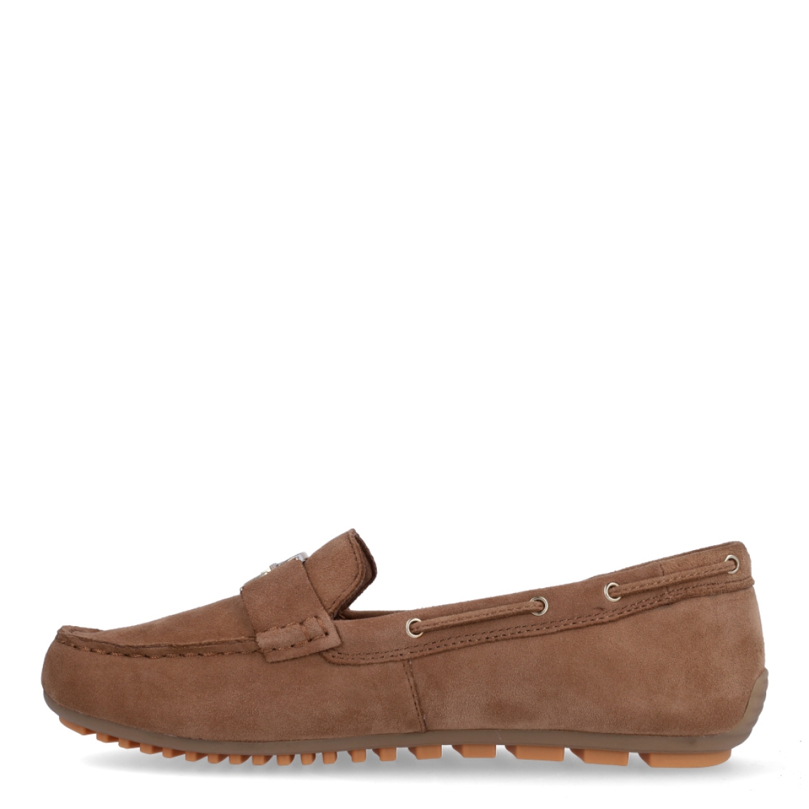 Mocasines de la marca Tamaris, modelo CLARE. Exterior en ante color marrón con punta redonda y detalle de adorno dorado en pala. Interior en piel color marrón. Suela plana y de goma. Estos mocasines Tamaris CLARE son un complemento clásico, perfecto para el día a día!