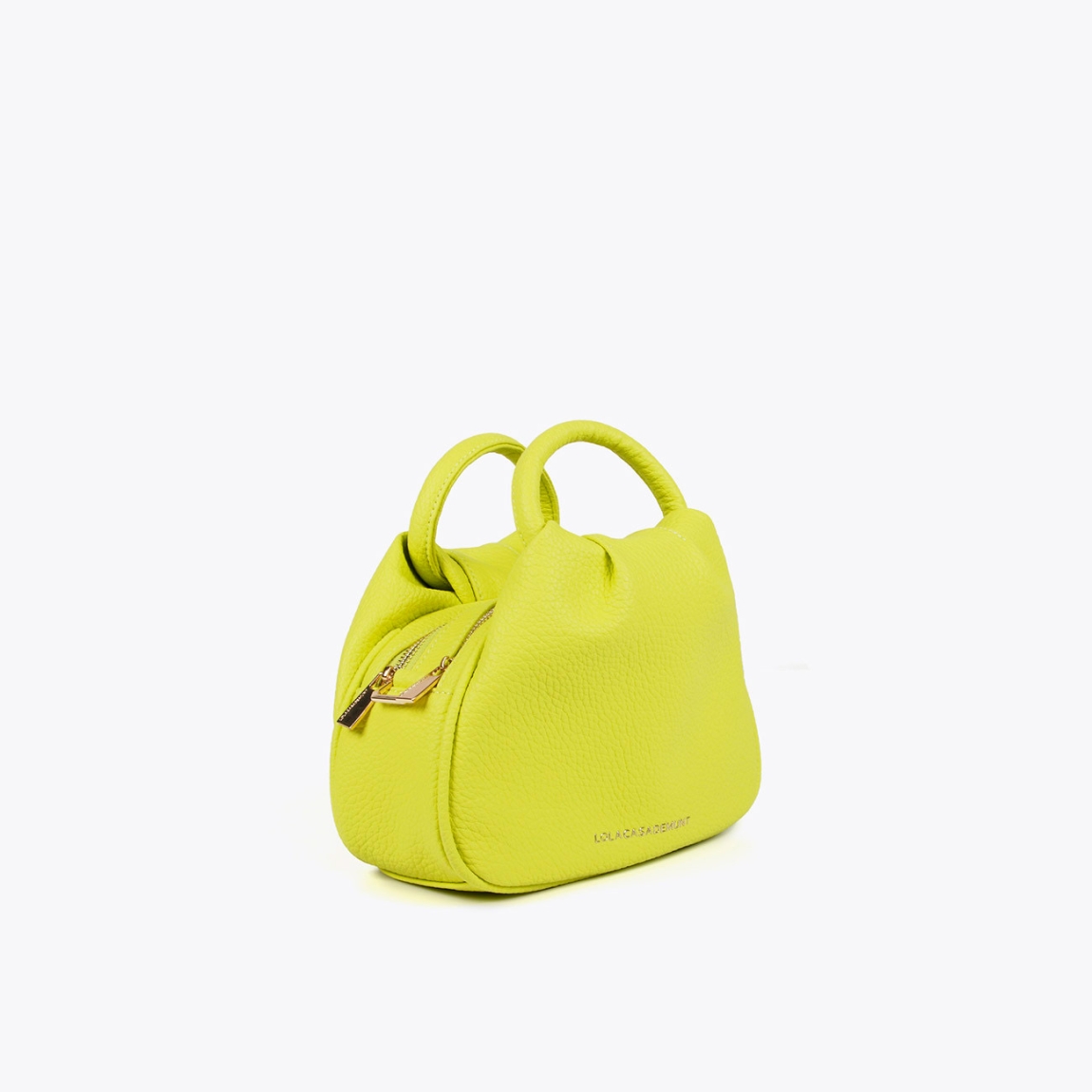 Bolso pequeño bandolera de la marca Lola Casademunt, modelo AMELY. Exterior en piel color fluir con acabado en efecto piel granulada y detalle de bandolera trenzada. Cierre con cremallera. Dimensiones compactas con cremallera segura. Al: 18,5 cm, L: 24,5 cm, An: 8,5 cm, Bandolera: 54 cm. Bolso Lola Casademunt AMELY ideal para esta temporada!